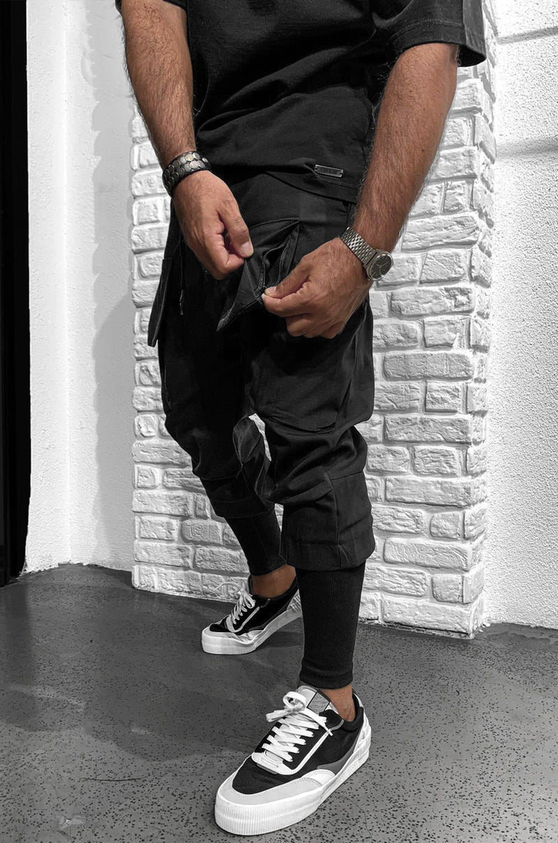 Hose aus Funktionsstoff von Black Island mit elastischem, verstellbaren Bund. Aufgesetzte Vordertaschen. Elastischer, eng verlaufender Beinabschluss.    Unser Model trägt Größe L.   Körperlänge: 180 cm (5.91 ft)  Gewicht: 77 kg (169,76 lbs)   Farbe: Schwarz  Material: 100% Polyeste