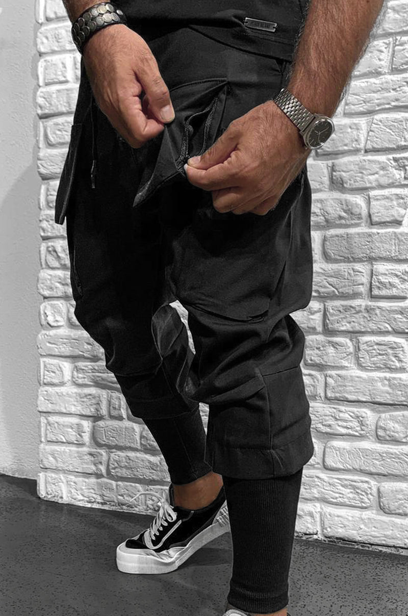 Hose aus Funktionsstoff von Black Island mit elastischem, verstellbaren Bund. Aufgesetzte Vordertaschen. Elastischer, eng verlaufender Beinabschluss.    Unser Model trägt Größe L.   Körperlänge: 180 cm (5.91 ft)  Gewicht: 77 kg (169,76 lbs)   Farbe: Schwarz  Material: 100% Polyeste