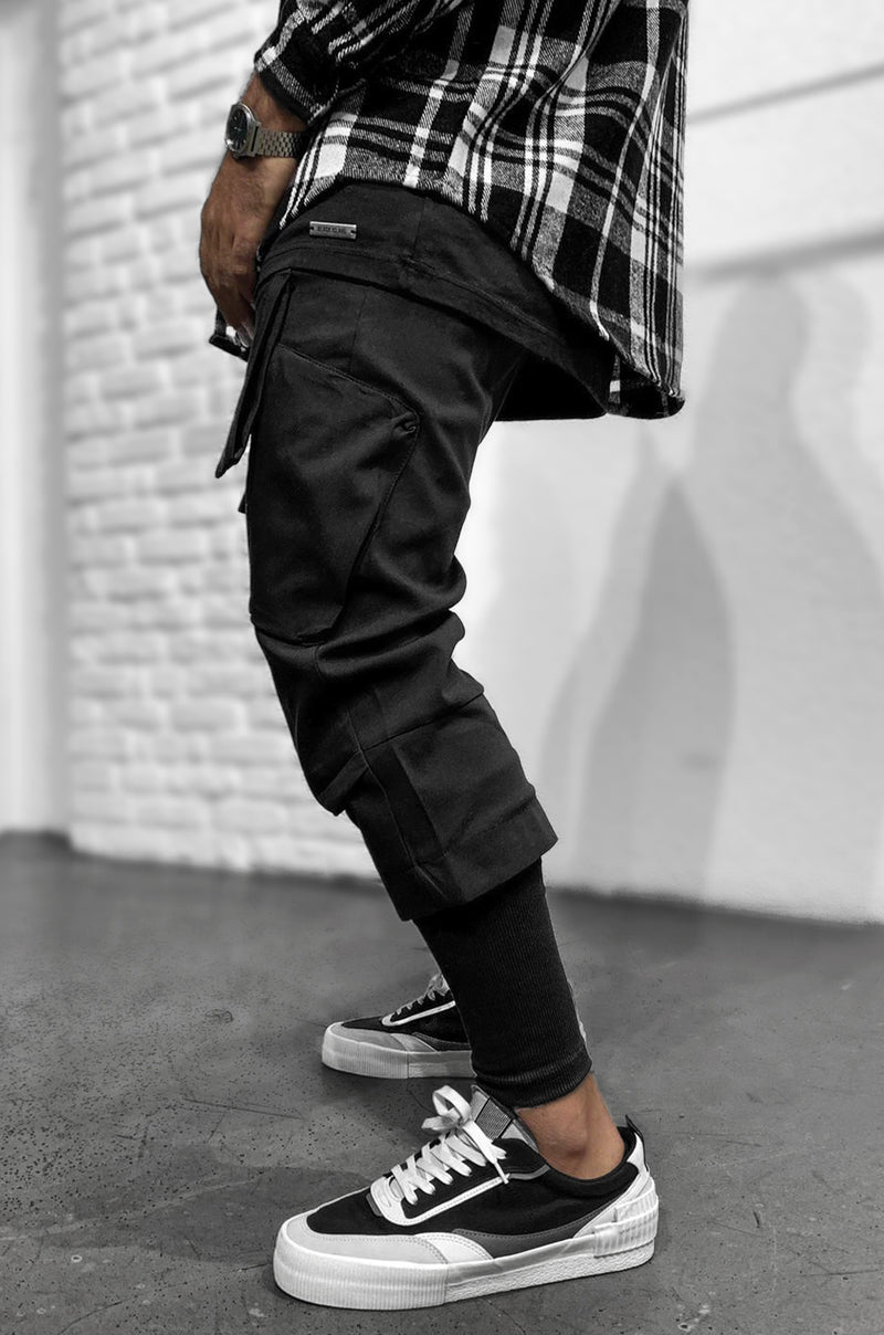 Hose aus Funktionsstoff von Black Island mit elastischem, verstellbaren Bund. Aufgesetzte Vordertaschen. Elastischer, eng verlaufender Beinabschluss.    Unser Model trägt Größe L.   Körperlänge: 180 cm (5.91 ft)  Gewicht: 77 kg (169,76 lbs)   Farbe: Schwarz  Material: 100% Polyeste