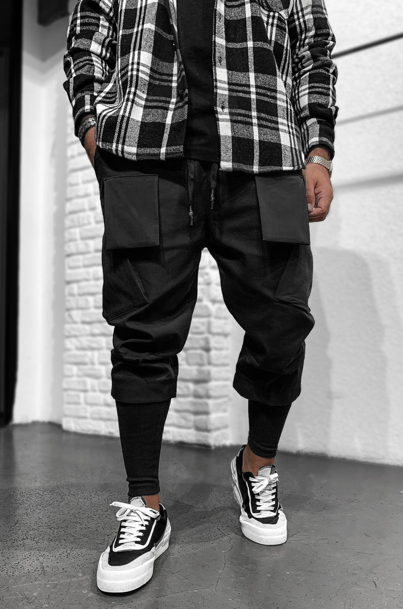 Hose aus Funktionsstoff von Black Island mit elastischem, verstellbaren Bund. Aufgesetzte Vordertaschen. Elastischer, eng verlaufender Beinabschluss.    Unser Model trägt Größe L.   Körperlänge: 180 cm (5.91 ft)  Gewicht: 77 kg (169,76 lbs)   Farbe: Schwarz  Material: 100% Polyeste