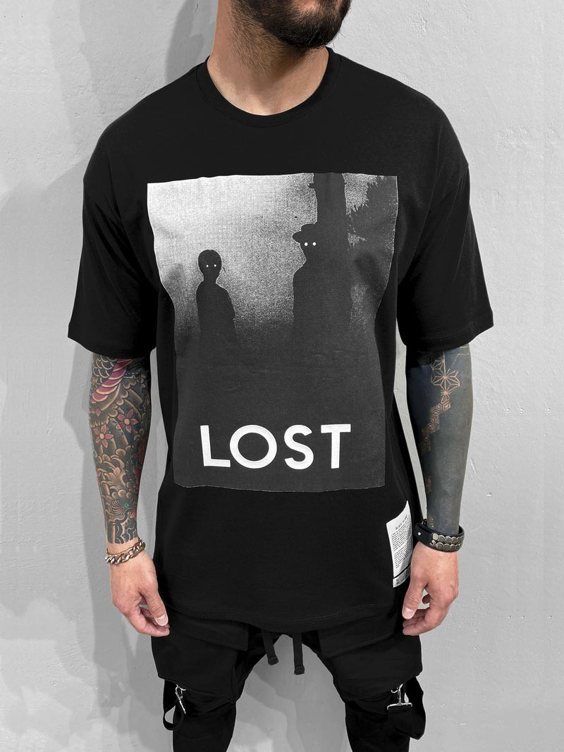 - LIMITED EDITION -  T-Shirt von Black Island mit Rundhalsausschnitt und kurzen Ärmeln. Farblich abgesetzter Lost-Print vorne.   Unser Model trägt Größe L.  Körperlänge: 186 cm (6,17 ft) Gewicht: 83 kg (185 lbs)  Farbe: Schwarz  Material: 100% Baumwolle  Normale Passform. 