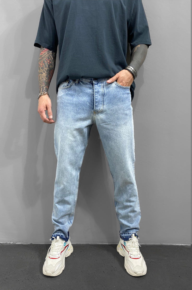 Jeans von Black Island mit geradem Bein. Five-Pocket-Stil. In verwaschener Optik. Unversäuberter Saum unten. Knopfleiste vorne.   Größe des Models: W32 / L34 Körperlänge: 186 cm (6,17 ft) Gewicht: 83 kg (185 lbs)  Farbe: Hellblau / Verwaschen  Material: 100% Baumwolle  