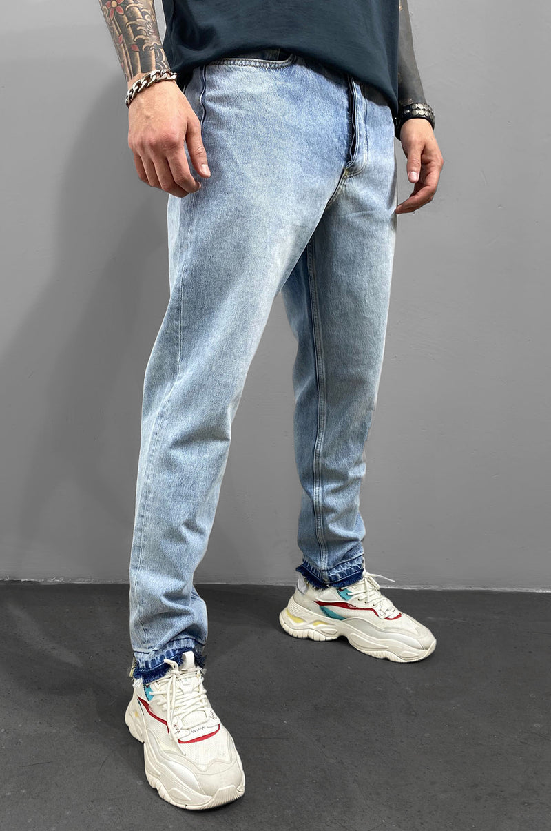 Jeans von Black Island mit geradem Bein. Five-Pocket-Stil. In verwaschener Optik. Unversäuberter Saum unten. Knopfleiste vorne.   Größe des Models: W32 / L34 Körperlänge: 186 cm (6,17 ft) Gewicht: 83 kg (185 lbs)  Farbe: Hellblau / Verwaschen  Material: 100% Baumwolle  