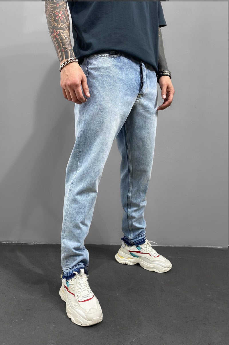 Jeans von Black Island mit geradem Bein. Five-Pocket-Stil. In verwaschener Optik. Unversäuberter Saum unten. Knopfleiste vorne.   Größe des Models: W32 / L34 Körperlänge: 186 cm (6,17 ft) Gewicht: 83 kg (185 lbs)  Farbe: Hellblau / Verwaschen  Material: 100% Baumwolle  