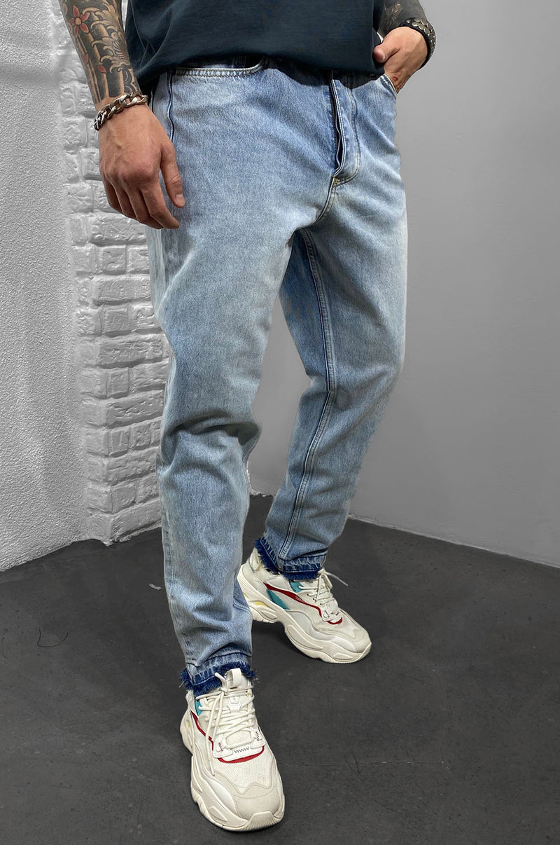 Jeans von Black Island mit geradem Bein. Five-Pocket-Stil. In verwaschener Optik. Unversäuberter Saum unten. Knopfleiste vorne.   Größe des Models: W32 / L34 Körperlänge: 186 cm (6,17 ft) Gewicht: 83 kg (185 lbs)  Farbe: Hellblau / Verwaschen  Material: 100% Baumwolle  