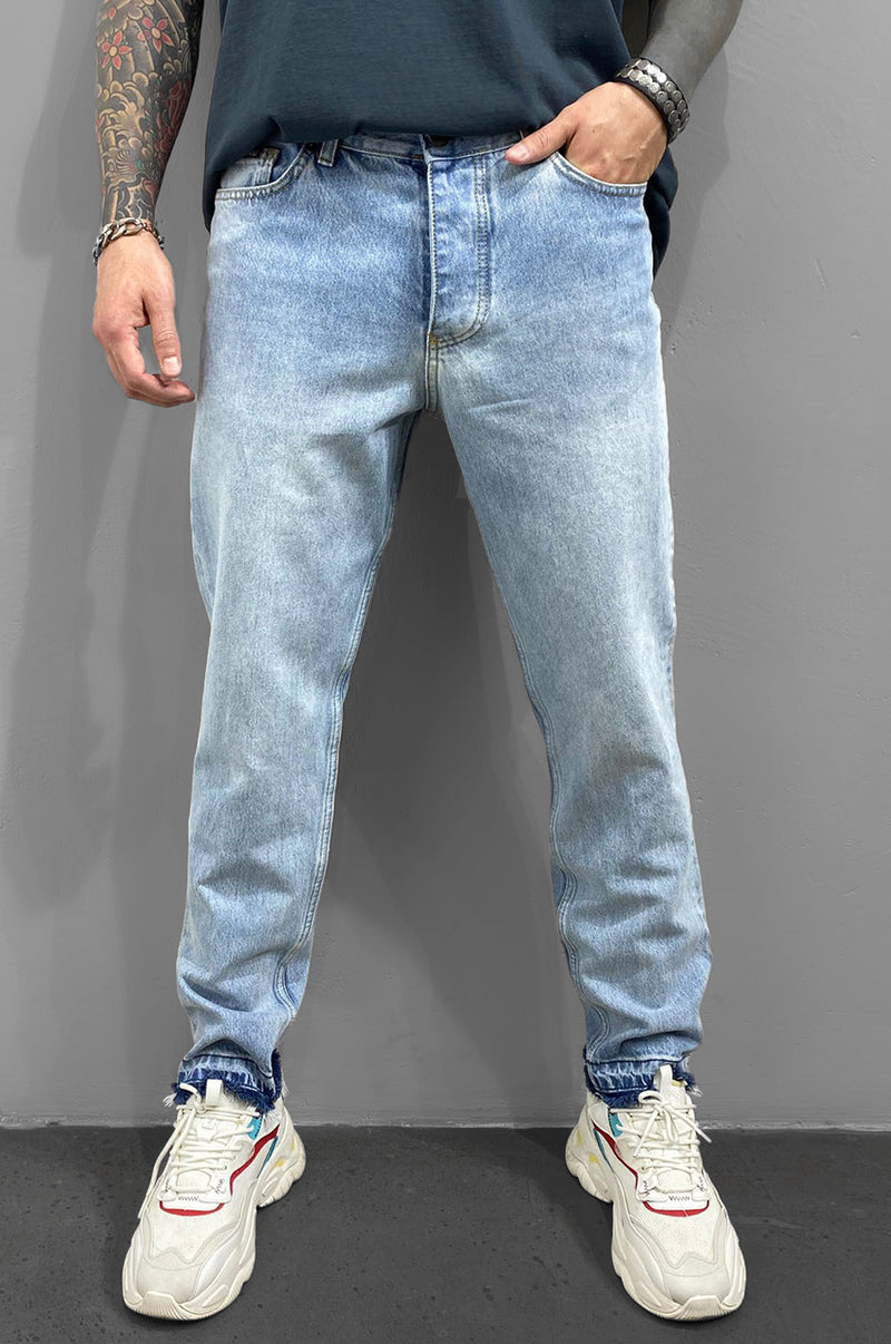 Jeans von Black Island mit geradem Bein. Five-Pocket-Stil. In verwaschener Optik. Unversäuberter Saum unten. Knopfleiste vorne.   Größe des Models: W32 / L34 Körperlänge: 186 cm (6,17 ft) Gewicht: 83 kg (185 lbs)  Farbe: Hellblau / Verwaschen  Material: 100% Baumwolle  